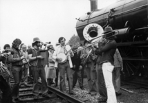 152992 Afbeelding van het orkest Lulu's Dixie Kids bij museum-stoomlocomotief nr. 3737 tijdens een rit voor de N.V.B.S. ...