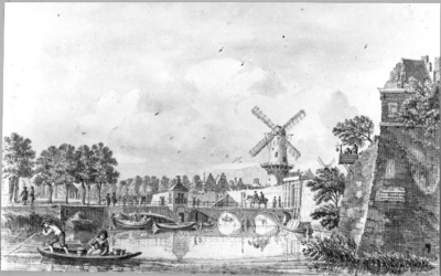 36383 Gezicht over de stadsbuitengracht op de stadswal te Utrecht met de Tolsteegbrug en -poort en daarachter de ...