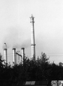 80061 Gezicht op de schoorstenen van de Electriciteitscentrale Merwedekanaal van de PEGUS (Provinciaal en Gemeentelijk ...