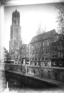 67213 Gezicht op de voorgevels van de huizen Oudegracht 166 (links van het midden)-hoger te Utrecht; links de Donkere ...