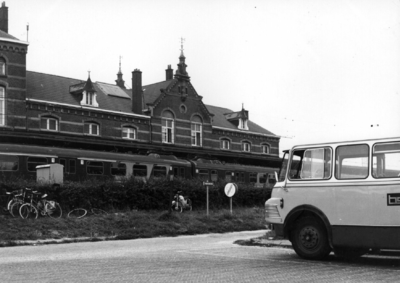 154207 Afbeelding van een autobus van de B.S.M. bij het N.S.-station Geldermalsen te Geldermalsen. Langs het perron ...