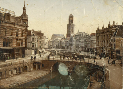 66885 Gezicht op de Bakkerbrug over de Oudegracht te Utrecht, met een paardentram en rechts de panden Oudegracht ...