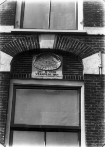 67411 Afbeelding van de gevelsteen Dit is in de Vergulde Wan , geplaatst in de voorgevel van het huis Oudegracht 231 te ...