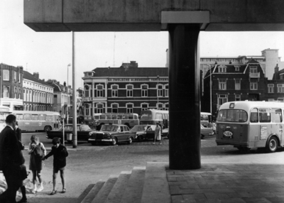 154439 Gezicht op de taxistandplaats op het Stationsplein te Utrecht vanuit de ingang van de Traverse. Links op de ...
