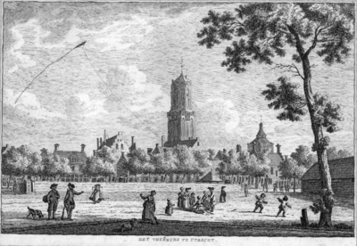 36079 Gezicht op de zuidoostzijde van het Vredenburg te Utrecht met op de achtergrond gedeeltelijk de torens van de Dom ...