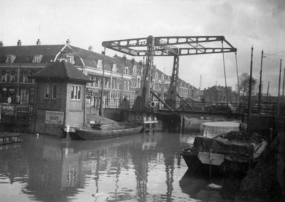 83949 Gezicht op de Dambrug over de Leidsche Rijn te Utrecht, uit het zuidwesten. N.B. De brug werd op 13 maart 1939 ...