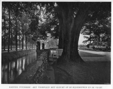 5188 Gezicht op het voorplein van het kasteel Nijenrode bij Breukelen uit het noorden, met links de Rijksstraatweg en ...