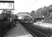 150438 Gezicht op perrons, voetgangersbrug en sporen van het N.S.-station Hilversum N.O.S. te Hilversum.De naam ...