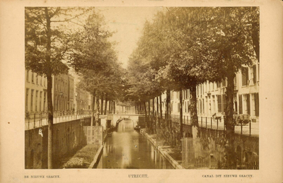 122366 Gezicht op de Nieuwegracht te Utrecht uit het zuiden; op de achtergrond de Brigittenbrug.
