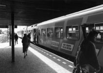 155054 Gezicht op het perron van het N.S.-station Veenendaal Centrum te Veenendaal met het electrische treinstel nr. ...