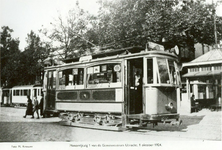 86029 Afbeelding van een electrische tram (motorrijtuig nr. 1) van het G.E.T.U. op het Stationsplein te Utrecht.