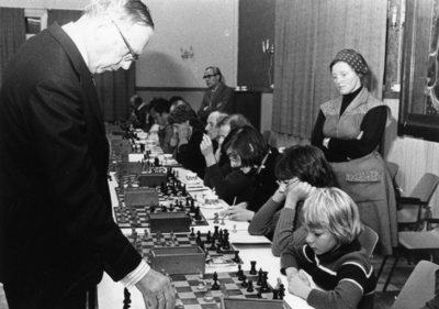 91170 Afbeelding van simultaanwedstrijd schaken, georganiseerd door de Schaakclub Trio te De Meern (gemeente Vleuten-De ...