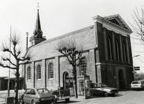 92069 Gezicht op de linker- en voorgevel van de Nederlands Hervormde kerk (Dorpsstraat 2) te Baambrugge (gemeente ...