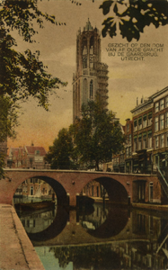 123403 Gezicht op de Oudegracht Tolsteegzijde te Utrecht met op de voorgrond de Gaardbrug en op de achtergrond de Domtoren.