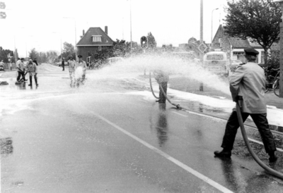 90621 Afbeelding van het schoonspuiten van het kruispunt Rijksstraatweg / Meerndijk te De Meern (gemeente Vleuten-De ...