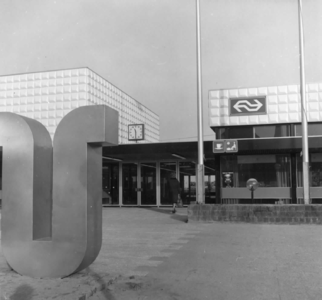 150704 Gezicht op de ingang het N.S.-station Steenwijk te Steenwijk.