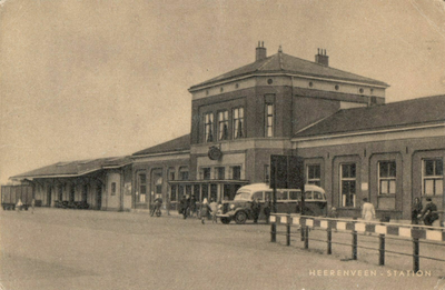 161658 Gezicht op het N.S.-station Heerenveen te Heerenveen.