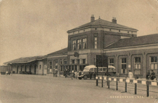 161658 Gezicht op het N.S.-station Heerenveen te Heerenveen.