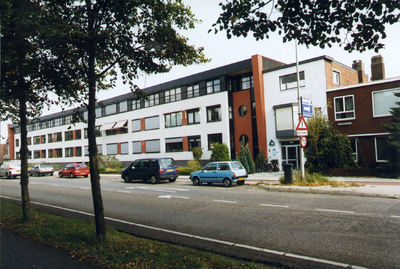 23325 Gezicht op een flatgebouw met woningen aan de Amsterdamsestraatweg te Utrecht.