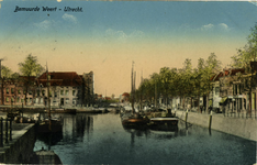 122856 Gezicht op de Stadsbuitengracht te Utrecht met rechts de Bemuurde Weerd O.Z., in het midden de Weerdsluis en ...