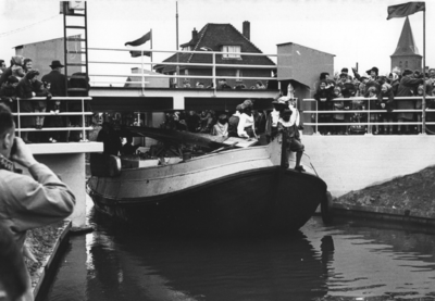 88996 Afbeelding van een tjalk met Zwarte Pieten aan boord in de Leidsche Rijn tijdens de doorvaart onder de Meernbrug ...