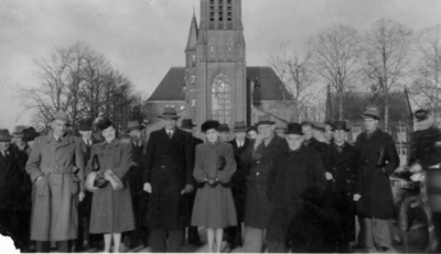 88107 Afbeelding van burgemeester J.H. van der Heide, zijn echtgenote en belangstellenden tijdens de ingebruikneming ...