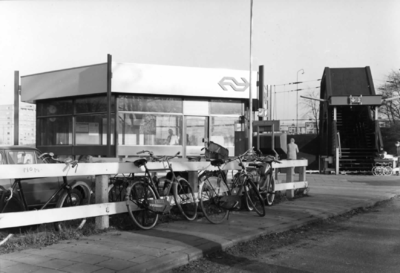 150208 Gezicht op het N.S.-station Bussum Zuid te Bussum, met rechts de voetgangersbrug naar het tweede perron.