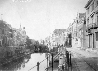 66589 Gezicht op de Oudegracht te Utrecht met werfkelders en aan weerszijden bebouwing tussen de Jansbrug en Viebrug, ...