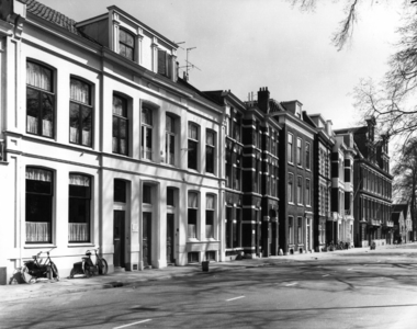 74061 Gezicht op de huizen Wittevrouwensingel 36-lager te Utrecht, uit het westen.