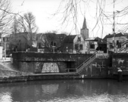 83449 Gezicht op de Van Asch van Wijckbrug over de Stadsbuitengracht te Utrecht, met het urinoir, uit het noorden.