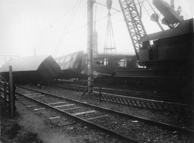 123146 Afbeelding van de bergingswerkzaamheden na de botsing tussen het electrische treinstel nr. 605 (mat. 1936) van ...