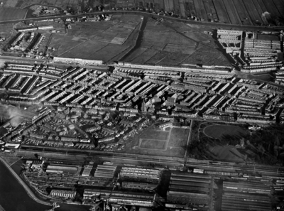 84654 Luchtfoto van Zuilen, uit het zuidwesten; op de voorgrond de Wagon- en Bruggenfabriek Werkspoor N.V., de ...