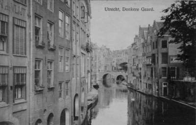123417 Gezicht op de Oudegracht te Utrecht met op de achtergrond de Maartensbrug; rechts de achtergevels van enkele ...