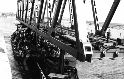 164389 Afbeelding van het transport van een een brugdeel, bestemd voor de spoorbrug over het Hollands Diep bij ...