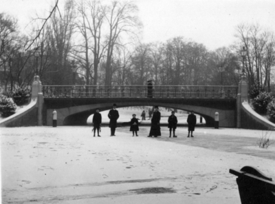 83835 Gezicht op de Herenbrug over de bevroren Stadsbuitengracht te Utrecht, uit het zuiden.