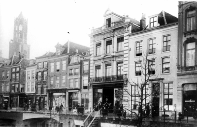 52831 Gezicht op de voorgevels van de winkelwoonhuizen Oudegracht 149 (rechts)-hoger te Utrecht.