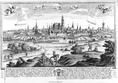 36211 Profiel van de stad Utrecht uit het oosten gezien, met in de bovenhoeken een putto die een banderol met een ...