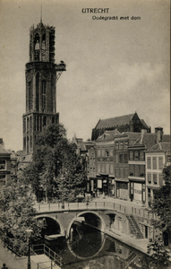 121532 Gezicht op de Oudegracht Tolsteegzijde te Utrecht met op de voorgrond de Gaardbrug; op de achtergrond de Domtoren.