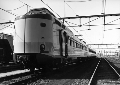 151956 Afbeelding van het electrische treinstel nr. 4001 (Plan Z, ICM-0) van de N.S. op het emplacement te Venlo.