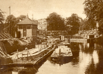 83790 Gezicht op de bouwwerkzaamheden ten behoeve van de nieuwe Tolsteegbrug (achtergrond) over de Stadsbuitengracht te ...