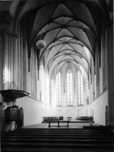 82058 Interieur van de Janskerk (Janskerkhof) te Utrecht: gezicht in het gerestaureerde schip en koor van de kerk uit ...
