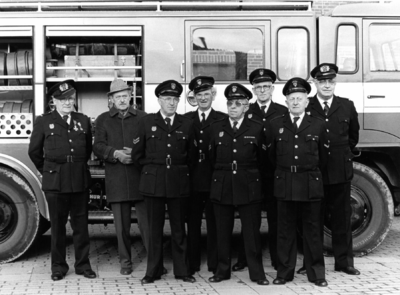 90667 Groepsportret van de ereleden en oud-leden van de vrijwillige brandweer van Vleuten en Haarzuilens bij de ...