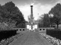 53453 Gezicht op het Monument voor de Gevallenen in het plantsoen in de Prins Bernhardlaan te Utrecht, uit het ...