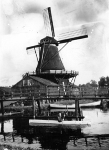75940 Gezicht op de houtzaagmolen Kranenburg aan de Kromme Rijn te Utrecht, uit het noorden.N.B. De molen werd in april ...