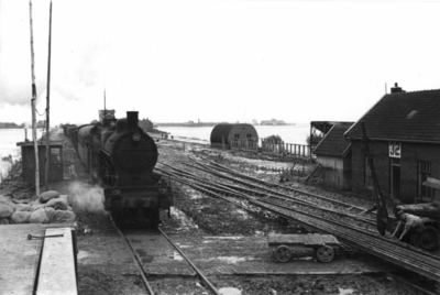 160431 Afbeelding van de stoomlocomotief nr. 3759 (serie 3700/3800) van de N.S. met een trein ter hoogte van het ...