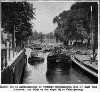 54973 Gezicht op het scheepvaartverkeer in de Stadsbuitengacht te Utrecht vanaf de Catharijnebrug.