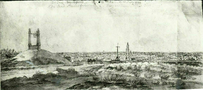 5957 Profiel van de stad Amersfoort, met links op de voorgrond de Galgenberg met de stenen galg en in het midden het rad.