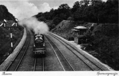 160744 Afbeelding van de stoomlocomotief nr. 3917 (serie 3900) van de N.S. met een trein in de ingraving van Baarn.