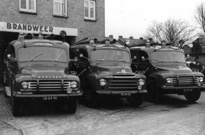 90555 Afbeelding van drie van de vier blusvoertuigen van de gemeente Vleuten-De Meern bij de brandweerkazerne ...