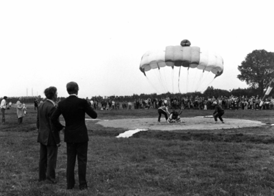 90806 Afbeelding van de demonstratie parachutespringen ter gelegenheid van de Oranjefeesten en de viering van het ...